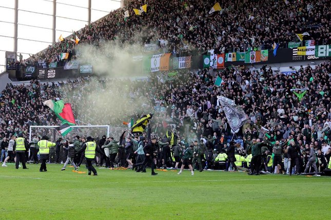 Adu Penalti Kirim Celtic ke Semifinal Fans Celtic FC masuk ke lapangan setelah timnya menang adu penalti atas Rangers FC pada perempat final Scottish Cup, Minggu (8/3/2026) (c) Steve Welsh/PA via AP