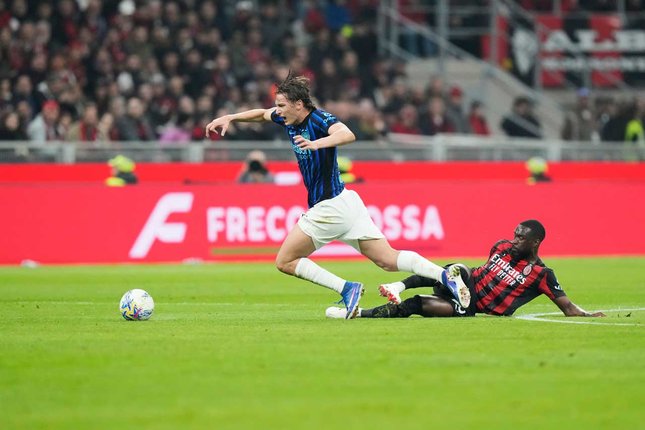 Kiper dan Bek Tengah Fikayo Tomori, berebut bola dengan Pio Esposito, dalam laga Serie A antara AC Milan melawan Inter Milan, Minggu (8/3/2026) (c) AP Photo/Luca Bruno