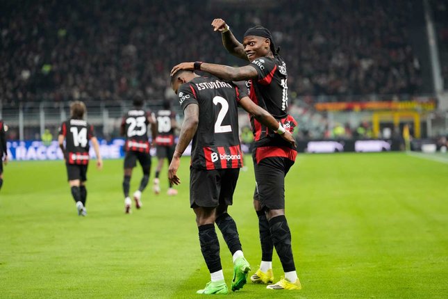Rekor Bersejarah Pervis Estupinan Pemain AC Milan, Pervis Estupinan (tengah), merayakan gol pembuka bersama Rafael Leao dalam laga Serie A melawan Inter Milan, Minggu (8/3/2026) (c) AP Photo/Luca Bruno