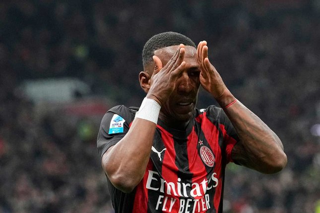 Wingback Kiri dan Kanan Pervis Estupinan merayakan gol pembuka AC Milan dalam pertandingan Serie A melawan Inter Milan, Minggu (8/3/2026) (c) AP Photo/Luca Bruno
