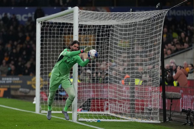 Kepemimpinan Alisson di Masa Transisi Kiper Liverpool, Alisson Becker. (c) AP Photo/Dave Shopland