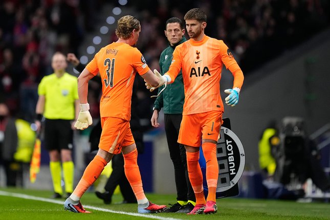 Antonin Kinsky berjabat tangan dengan  Guglielmo Vicario dalam momen pergantian pemain di laga leg pertama babak 16 besar Liga Champions antara Atletico vs Tottenham di Estadio Metropolitano, 11 Maret 2026 (c) AP Photo/Jose Breton