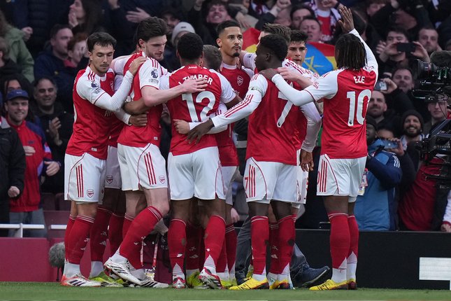 Pemain Arsenal merayakan gol William Saliba ke gawang Chelsea di lanjutan Liga Inggris, 1 Maret 2026. (c) AP Photo/Alastair Grant