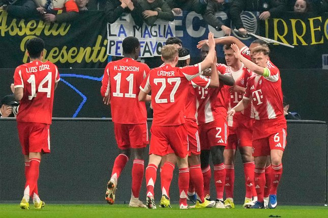 Selebrasi skuad Bayern Munchen dalam laga versus Atalanta di leg pertama 16 besar Liga Champions 2025/2026, Rabu (11/3/2026). (c) AP Photo/Luca Bruno