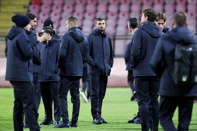 Bryan Cristante (tengah) bersama pemain Italia ketika meninjau rumput Bilino Polje stadium, Zenica, 30 Maret 2026 menjelang playoff Piala Dunia 2026 melawan Bosnia Herzegovina. (c) AP Photo/Armin Durgut