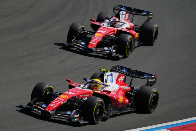 Pembalap Scuderia Ferrari HP, Charles Leclerc dan Lewis Hamilton (c) AP Photo/Vincent Thian