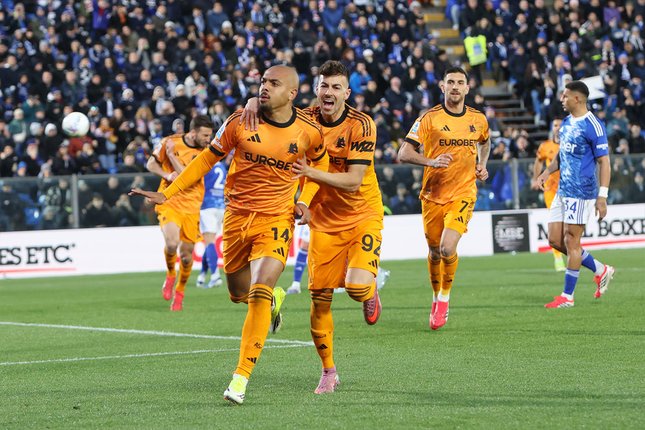 Taktik Fabregas dan Kartu Merah Kontroversial Selebrasi penyerang Roma, Donyell Malen usai mencetak gol ke gawang Como pada lanjutan Liga Italia, 16 Maret 2026. (c) Antonio Saia/LaPresse via AP