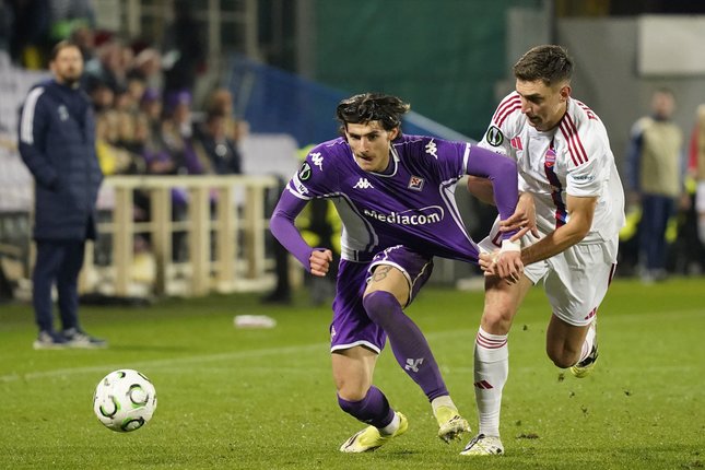 Pemain Fiorentina Niccolo Fortini (kiri) berebut bola dengan pemain Rakow Tomasz Pienko pada laga UEFA Conference League antara Fiorentina vs Rakow Czestochowa, 12 Maret 2026 (c) Marco Bucco/LaPresse via AP