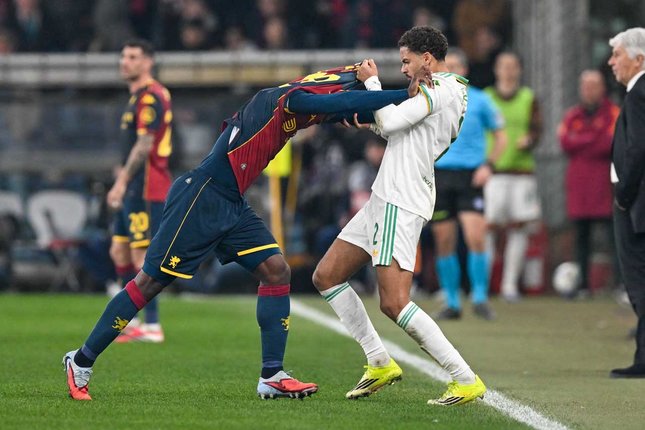 Roma Kehilangan Momentum di Persaingan Empat Besar Caleb Ekuban beradu argumen dengan Devyne Rensch, dalam laga Serie A antara Genoa melawan AS Roma, Minggu (8/3/2026). (c) Tano Pecoraro/LaPresse via AP