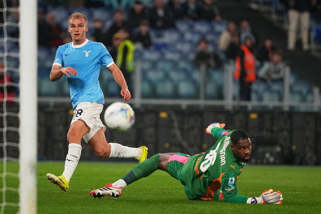 Insiden Leao dengan Allegri Jadi Sorotan Gustav Isaksen mencetak gol pembuka timnya melewati Mike Maignan dalam laga Serie A antara Lazio vs Milan di Stadio Olimpico, 16 Maret 2026 (c) AP Photo/Andrew Medichin
