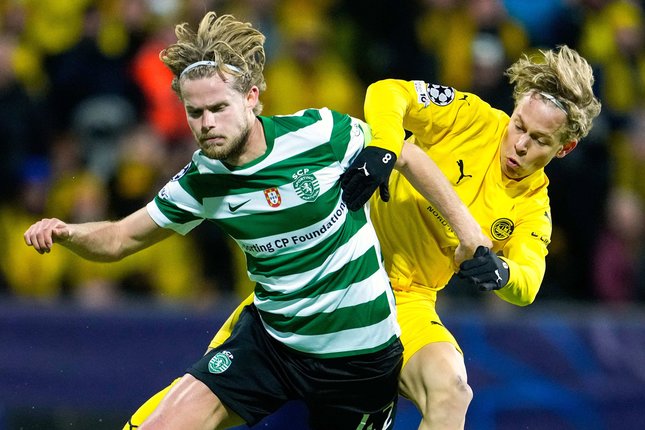 Morten Hjulmand berduel dengan Sondre Auklend di laga Bodo/Glimt vs Sporting Lisbon, Kamis (12/3/2026) (c) Fredrik Varfjell/NTB Scanpix via AP
