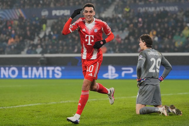 Selebrasi Jamal Musiala dalam laga Atalanta vs Bayern Munchen di leg pertama 16 besar Liga Champions 2025/2026, Rabu (11/3/2026). (c) AP Photo/Luca Bruno