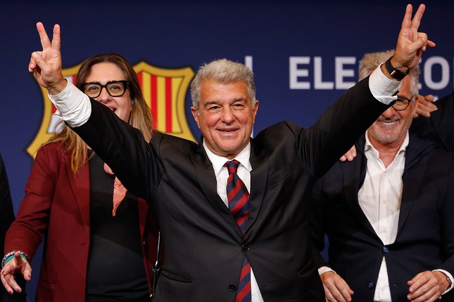 Barcelona Respons Tuduhan Florentino Perez Gestur Joan Laporta saat merayakan terpilihnya kembali sebagai presiden Barcelona setelah pemilihan presiden klub di Spanyol, 16 Maret 2026 (c) AP Photo/Joan Monfort