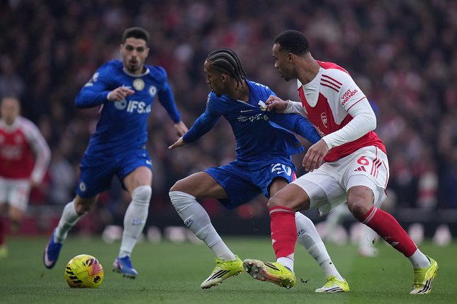 Joao Pedro dikawal ketat Gabriel Magalhaes dalam laga Liga Inggris antara Chelsea vs Arsenal di Emirates Stadium, 1 Maret 2026 (c) AP Photo/Alastair Grant