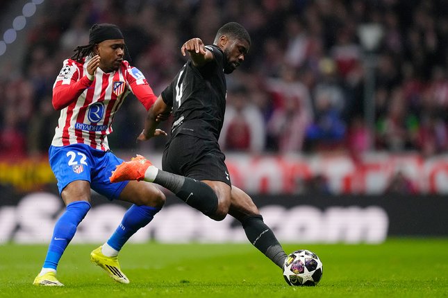 Kevin Danso  dan Ademola Lookman berebut bola dalam laga leg pertama babak 16 besar Liga Champions antara Atletico vs Tottenham di Estadio Metropolitano, 11 Maret 2026 (c) AP Photo/Jose Breton
