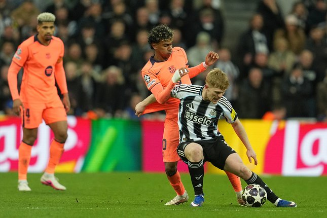 5. Lewis Hall Tampil Berani Menghadapi Lamine Yamal