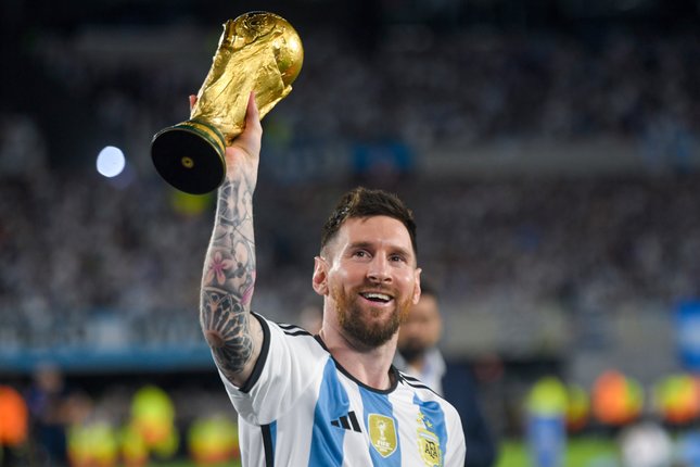 Lionel Messi mengangkat replika trofi Piala Dunia saat upacara perayaan bersama penggemar setelah laga uji coba internasional melawan Panama di Buenos Aires, 23 Maret 2023 (c) AP Photo/Gustavo Garello