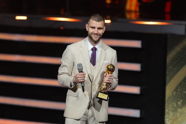 Kiper Timnas Indonesia, Maarten Paes, jadi penjaga gawang terbaik dalam PSSI Awards 2026. Malam penghargaan digelar di SCTV Tower, Jakarta, Sabtu (28/3/2026). (c) Bola.net/Bagaskara Lazuardi