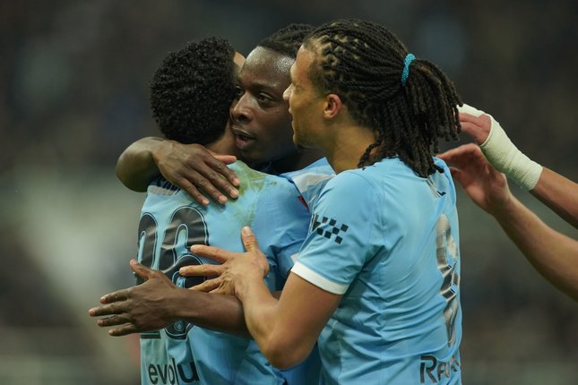 Skuad Manchester City merayakan gol Savinho ke gawang Newcastle, Minggu (08/03/2026). (c) AP Photo/Ian Hodgson