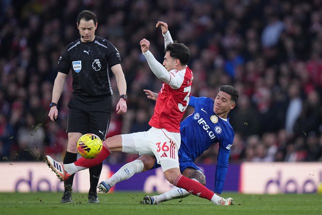 Duel sengit Martin Zubimendi dan Enzo Fernandez dalam laga Liga Inggris antara Chelsea vs Arsenal di Emirates Stadium, 1 Maret 2026 (c) AP Photo/Alastair Grant