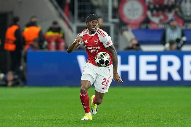 Winger Arsenal, Noni Madueke mengontrol bola di laga melawan Bayer Leverkusen pada leg pertama 16 besar Liga Champions, Kamis 12 Maret 2026. (c) AP Photo/Martin Meissner