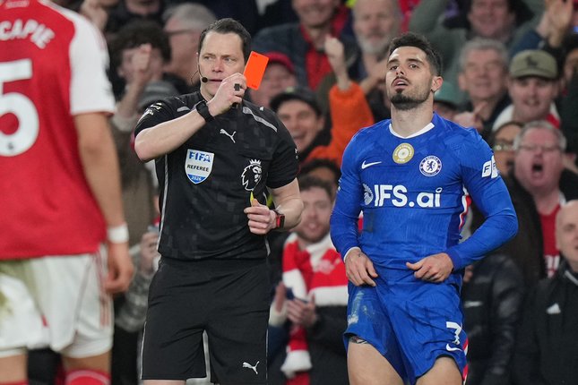 Pedro Neto menerima kartu merah dalam laga Liga Inggris antara Arsenal vs Chelsea di Emirates Stadium, 1 Maret 2026 (c) AP Photo/Alastair Grant