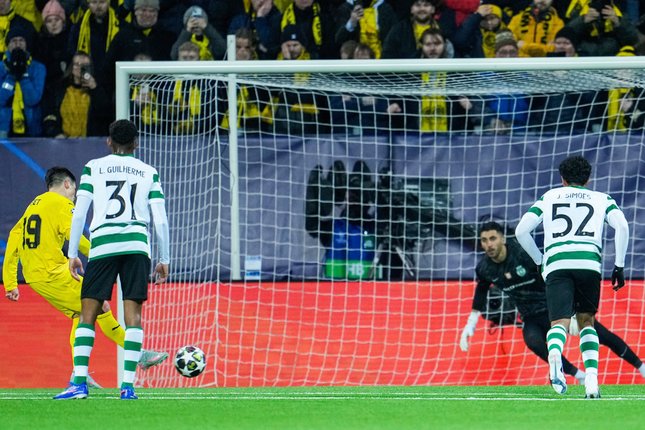 Penyerang Bodo/Glimt, Sondre Brunstad Fet mencetak gol ke gawang Sporting Lisbon melalui eksekusi penalti (c) Fredrik Varfjell/NTB Scanpix via AP