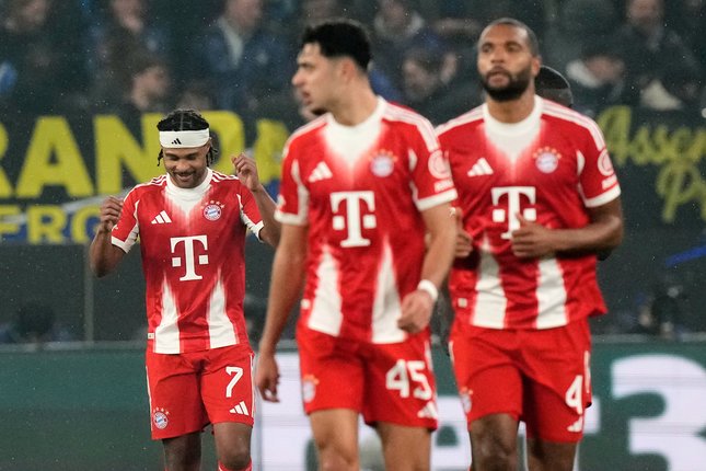 Selebrasi Serge Gnabry dalam laga Atalanta vs Bayern Munchen di leg pertama 16 besar Liga Champions 2025/2026, Rabu (11/3/2026). (c) AP Photo/Luca Bruno