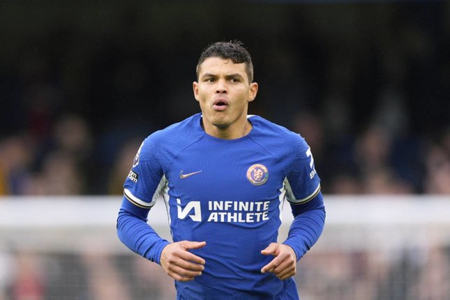 Masa Depan Thiago Silva Masih Jadi Tanda Tanya Thiago Silva saat membela Chelsea dalam pertandingan Premier League melawan Wolverhampton Wanderers di Stamford Bridge, Minggu (4/2/2024). (c) AP Photo/Dave Shopland