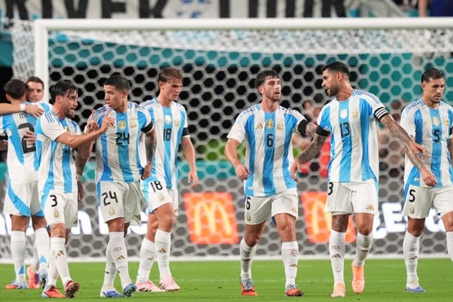 Skuad Argentina merayakan gol pertama ke gawang Venezuela  dalam laga persahabatan internasional di Miami Gardens, Florida, 8 Oktober 2025 (c) AP Photo/Rebecca Blackwell