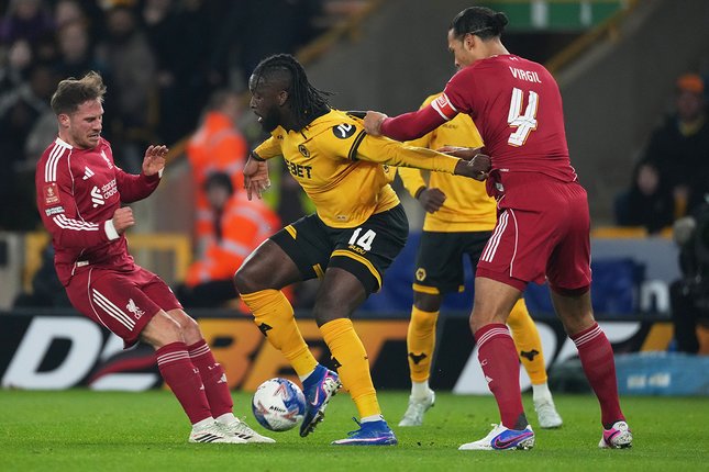 Tolu Arokodare berduel dengan Virgil van Dijk dalam laga Piala FA antara Wolves vs Liverpool di Molineux Stadium, 7 Maret 2026 (c) AP Photo/Dave Shopland
