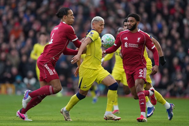 Virgil van Dijk dan Joe Gomez mengepung Richarlison di laga Liverpool vs Tottenham, Minggu (15/3/2026). (c) AP Photo/Jon Super