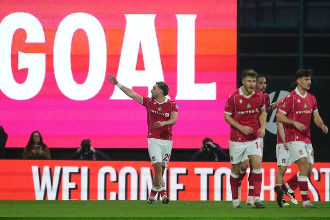 Striker Wrexham, Sam Smith merayakan golnya ke gawang Chelsea, Minggu (8/3/2026) (c) AP Photo/Jon Super