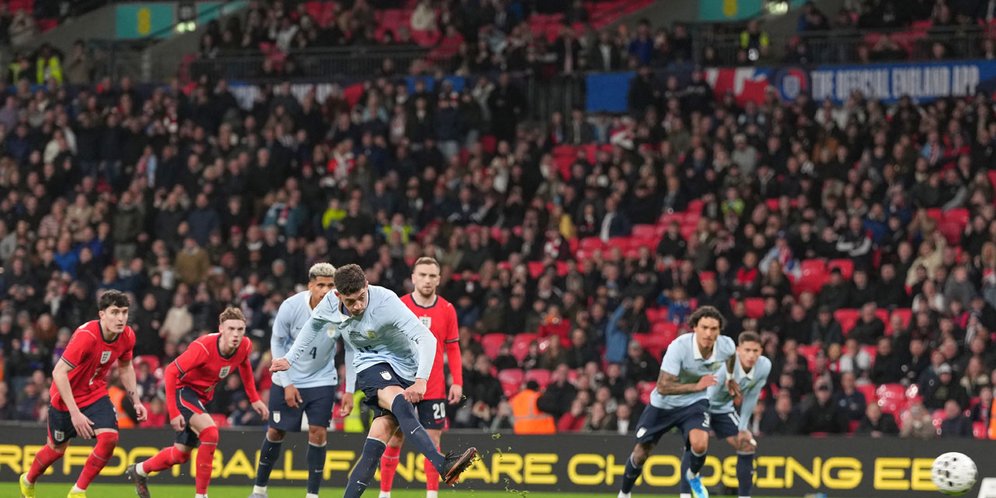 Cetak gol DAN bikin blunder penalti di laga yang sama 

Ben White jadi protagonis sekaligus antagonis di Inggris 1-1 Uruguay