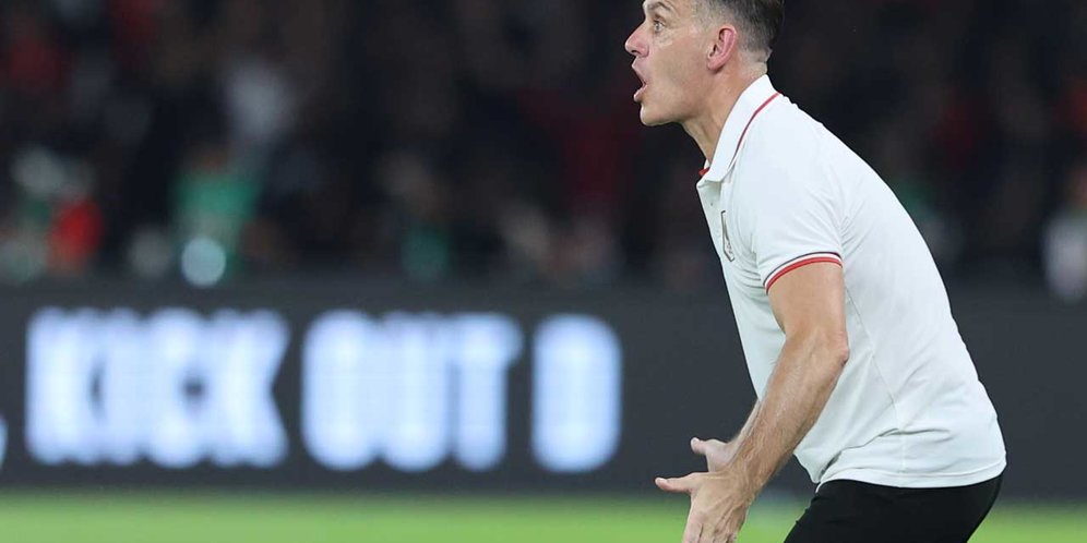 John Herdman Melokal, Main Bola Nyeker dan Tanpa Baju di Pantai Lombok Bersama Warga Lokal