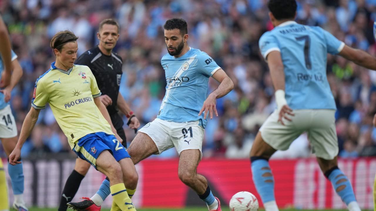 Drama Bek Kiri Manchester United: Sempat Bidik Rayan Ait-Nouri, Malah Terbentur Syarat dari Man City Drama Bek Kiri Manchester United: Sempat Bidik Rayan Ait-Nouri, Malah Terbentur Syarat dari Man City