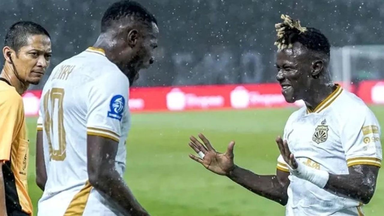 Pesona Moussa Sidibe: Pemain Johor Darul Takzim yang Gendong Bhayangkara FC dengan 8 Gol dan 5 Assist dari 9 Laga! Pesona Moussa Sidibe: Pemain Johor Darul Takzim yang Gendong Bhayangkara FC dengan 8 Gol dan 5 Assist dari 9 Laga!