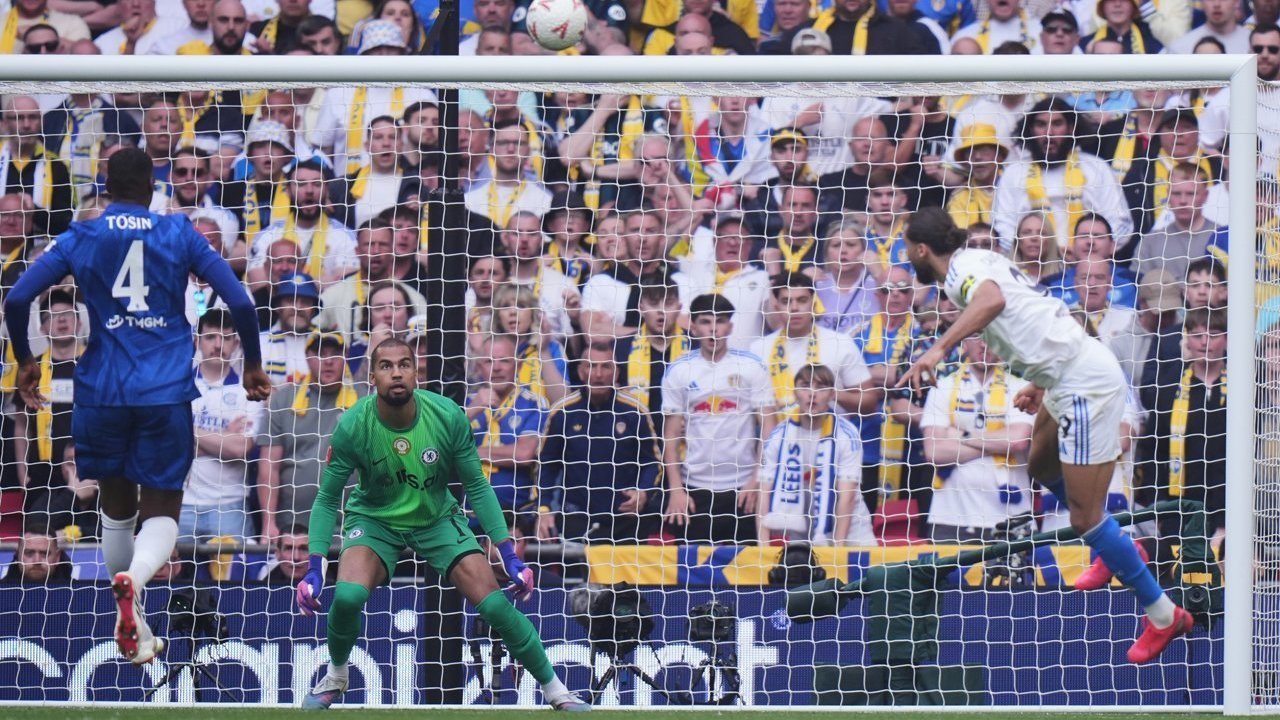 Kontroversi Chelsea vs Leeds: Dominic Calvert-Lewin Tarik Rambut Marc Cucurella, Picu Kemarahan Fans Man United