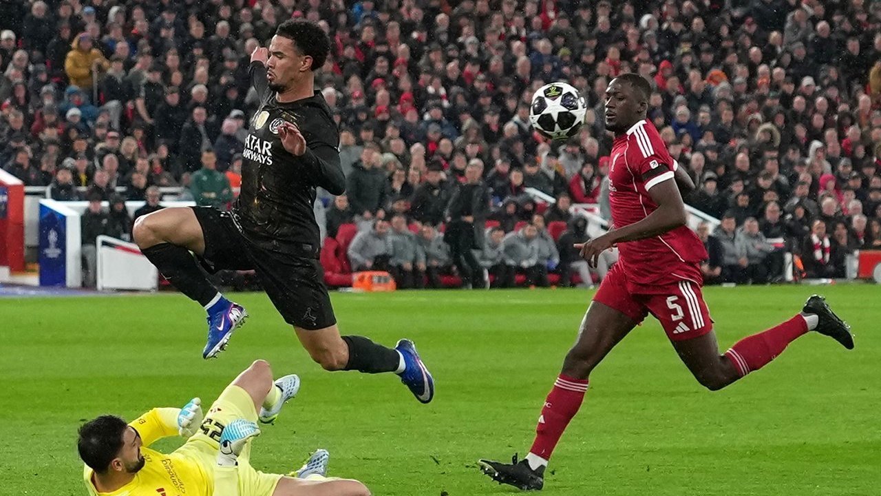 Laga Alot di Anfield, tapi PSG Memang Layak Menang!