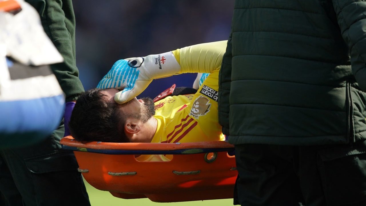 Cedera di Laga Everton vs Liverpool dan Dilarikan ke Rumah Sakit, Apakah Giorgi Mamardashvili Cedera Parah? Ini Kata Arne Slot