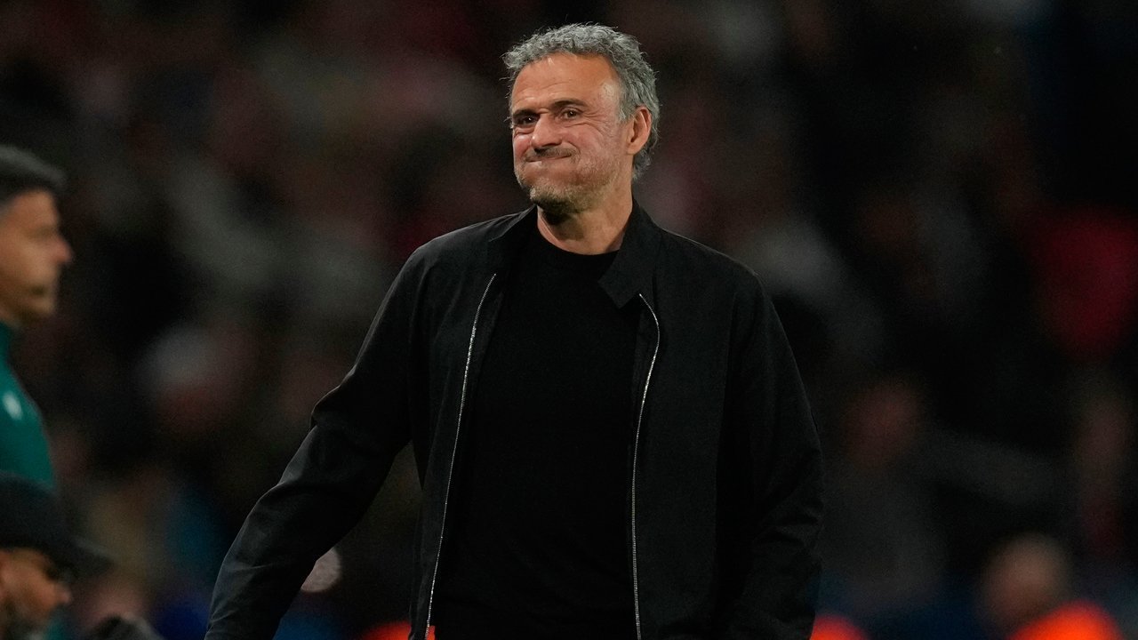 Momen Keakraban Luis Enrique dan Vincent Kompany Usai Laga PSG vs Bayern: Duo Pelatih yang Sajikan Duel Terhebat Musim Ini