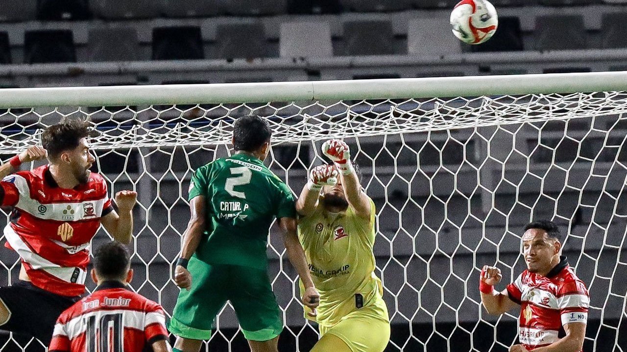 Hasil Persebaya vs Madura United: Gol Istimewa Lulinha Antarkan Sapeh Kerrab Menang dan Keluar dari Zona Degradasi BRI Super League