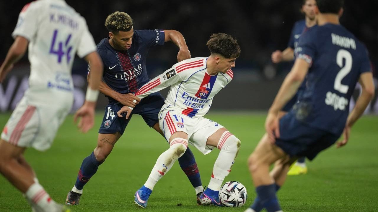 Hasil PSG vs Lyon: Kejutan di Paris! Les Parisiens Tumbang 1-2, Persaingan Gelar Memanas
