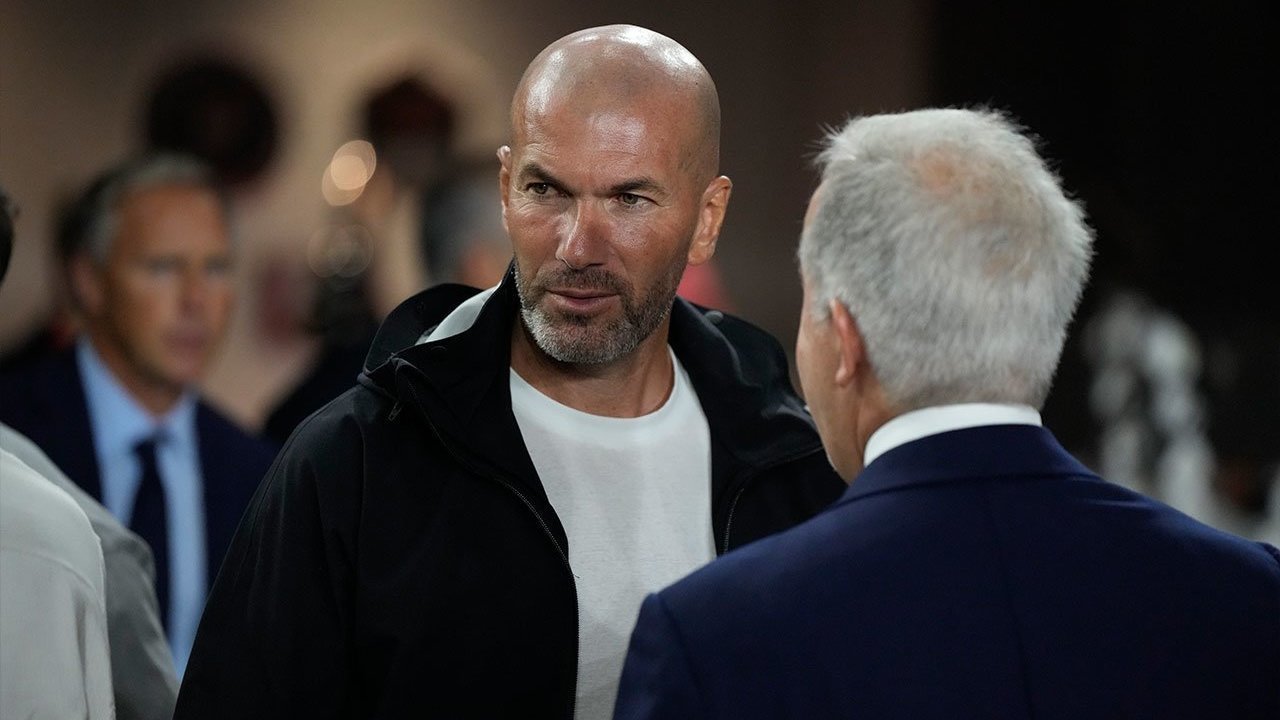 Berkali-kali Dirayu Chelsea, Berkali-kali Juga Menolak, Ini Alasan Zinedine Zidane Berkali-kali Dirayu Chelsea, Berkali-kali Juga Menolak, Ini Alasan Zinedine Zidane