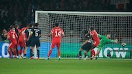 Momen Kocak PSG vs Bayern: Manuel Neuer Kena Prank Ball Boy Sampai Geleng-Geleng Kepala