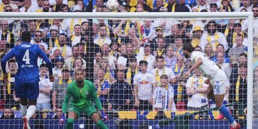 Kontroversi Chelsea vs Leeds: Dominic Calvert-Lewin Tarik Rambut Marc Cucurella, Picu Kemarahan Fans Man United