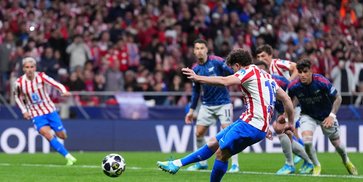 4 Penalti Warnai Leg Pertama Semifinal Liga Champions 2025/2026, Satu Dianulir VAR