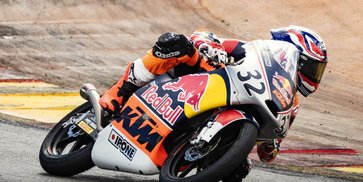 Menang Besar! Kiandra Ramadhipa Kibarkan Bendera Indonesia di Puncak Podium Red Bull Rookies Cup Spanyol 2026