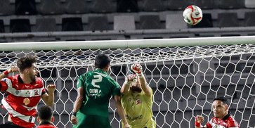 Hasil Persebaya vs Madura United: Gol Istimewa Lulinha Antarkan Sapeh Kerrab Menang dan Keluar dari Zona Degradasi BRI Super League