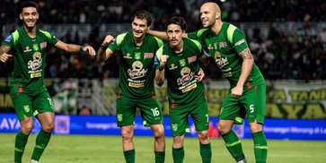 BRI Super League: 2000 Bonek Dukung Persebaya Melawan Persija di SUGBK